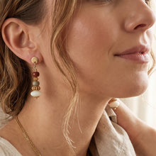 Boucles d’Oreilles Sienna - boucles pendantes dorées en jaspe et nacre portées à l’oreille - LELIEGE