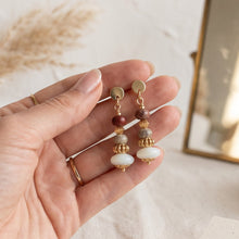 Boucles d’Oreilles Sienna - boucles pendantes dorées en jaspe et nacre présentées - LELIEGE