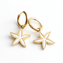 Boucles d'Oreilles Stella - mini créoles dorées pendentif étoile de mer nacre sur fond blanc - LELIEGE
