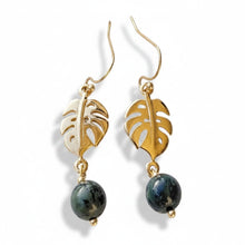 Boucles d'Oreilles Taman - crochet doré pendentif feuille monstera ajourée et perle agate mousse sur fond blanc - LELIEGE