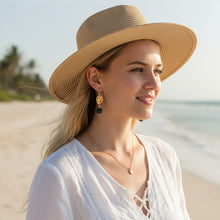 Boucles d'Oreilles Taman - crochet doré pendentif feuille monstera ajourée et perle agate mousse portées sur l'oreille - LELIEGE