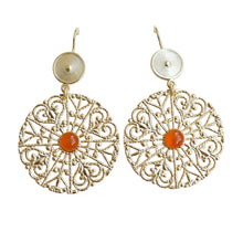 Boucles d’Oreilles Tia - boucles dorées à motif dentelle et cornaline orange sur fond blanc - LELIEGE