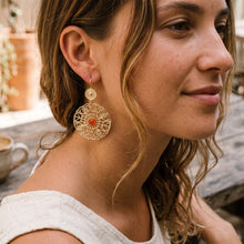 Boucles d’Oreilles Tia - boucles dorées à motif dentelle et cornaline orange portées à l’oreille - LELIEGE