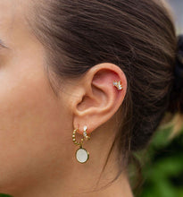 Boucles d'Oreilles Tiara - piercing couronne zirconium serti perlé et doré 18k porté à l'oreille - LELIEGE