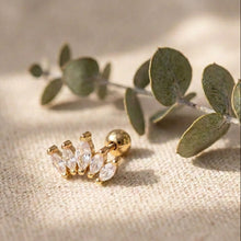 Boucles d'Oreilles Tiara - piercing couronne zirconium serti perlé et doré 18k fermoir à bille, sur un tissu beige - LELIEGE