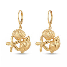 Boucles d'Oreilles Victoria - mini créoles dorées trio coquillages sur fond blanc - LELIEGE