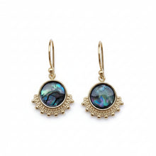 Boucles d’Oreilles Zama - boucles dorées et pendentif en nacre d’Abalone sur fond blanc - LELIEGE
