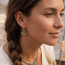Boucles d’Oreilles Zama - boucles dorées et pendentif en nacre d’Abalone portées à l’oreille - LELIEGE