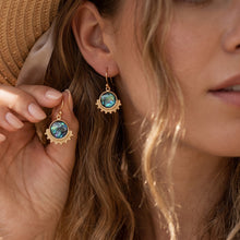 Boucles d’Oreilles Zama - boucles dorées et pendentif en nacre d’Abalone portées à l’oreille - LELIEGE