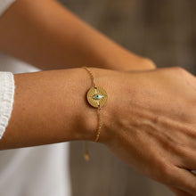 Bracelet Astéria - chaîne fine dorée connecteur rond poinçonné 14k œil protecteur en amande étoile gravée porté au poignet - LELIEGE