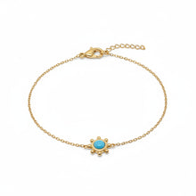 Bracelet Côte d'Azur - maille fine dorée 18k pendentif gouvernail et perle turquoise argent S925 sur fond blanc - LELIEGE