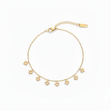 Bracelet Cozumel - chaîne fine dorée 18k 8 pendentifs soleil ajourés sur fond blanc - LELIEGE