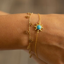 Bracelet Cozumel - chaîne fine dorée 18k 8 pendentifs soleil ajourés porté avec bracelet Côte d'Azur LELIEGE - LELIEGE