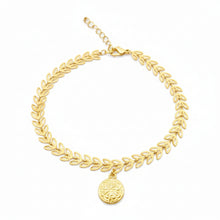 Bracelet Folia - chaîne maille épi dorée et médaille florale sur fond blanc - LELIEGE