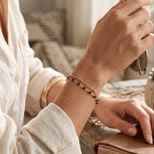 Bracelet Notte - bracelet doré à double rang, perles de spinelle noir et chaîne perlée porté au poignet - LELIEGE