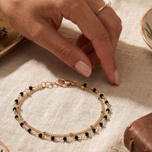 Bracelet Notte - bracelet doré à double rang, perles de spinelle noir et chaîne perlée présenté - LELIEGE