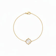 Bracelet Zélia - fine chaîne dorée connecteur médaille de nacre serti perlé et 2 astres solaires sur fond blanc - LELIEG