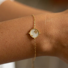 Bracelet Zélia - fine chaîne dorée connecteur médaille de nacre serti perlé et 2 astres solaires porté au poignet - LELIEGE