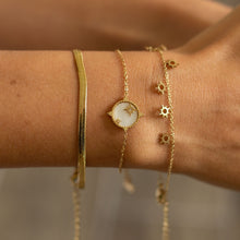 Bracelet Zélia - fine chaîne dorée connecteur médaille de nacre serti perlé et 2 astres solaires porté en accumulation avec bracelets LELIEGE - LELIEGE
