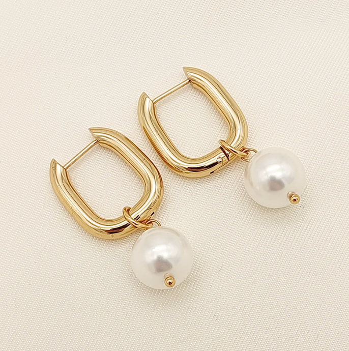 Boucles d'oreilles dorées créoles avec perle pendante. - LELIEGE