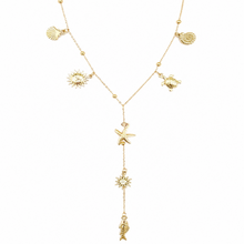 Collier Aura Solaire - chaîne perlée dorée 4 charms marins et pendant 3 charms marins sur fond blanc - LELIEGE