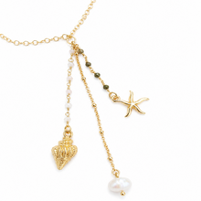 Collier Cymothoé - maille losange dorée chaîne perlée 2 rosaires jaspe vert et quartz 2 charms marins perle d'eau douce sur fond blanc - LELIEGE