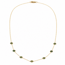 Collier Éos - chaîne fine dorée demi-tour de cou 7 cabochons aventurine sur fond blanc - LELIEGE