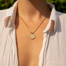 Collier Harmonie - chaîne vénitienne dorée 18k médaille motif floral ciselé et poli porté au cou - LELIEGE