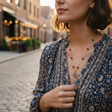 Collier Kalahari chaîne dorée perles émaillées noires et pendentif en jaspe dalmatien porté au cou - LELIEGE
