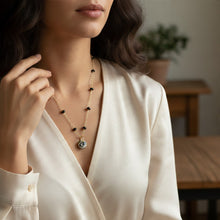 Collier Kalahari chaîne dorée perles émaillées noires et pendentif en jaspe dalmatien porté au cou - LELIEGE