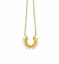 Collier Kira - chaîne fine dorée 18k pendentif solaire lignes asymétriques sur fond blanc - LELIEGE