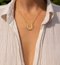 Collier Kira - chaîne fine dorée 18k pendentif solaire lignes asymétriques porté au cou - LELIEGE