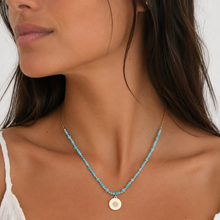 Collier Lumière de Lagon - chaîne fine dorée demi-tour de cou perles amazonite facettées médaillon soleil gravé porté sur cou - LELIEGE