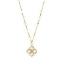 Collier Mahé - chaîne fine dorée et pendentif fleur avec nacre sur fond blanc - LELIEGE