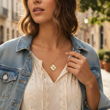 Collier Mahé - chaîne fine dorée et pendentif fleur avec nacre porté au cou - LELIEGE