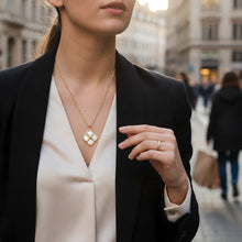 Collier Mahé - chaîne fine dorée et pendentif fleur avec nacre porté au cou - LELIEGE