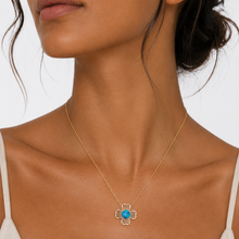 Collier Merida - chaîne fine dorée pendentif fleur ajourée cœur turquoise porté au cou - LELIEGE