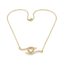 Collier Milos chaîne fine en ras du cou capturant un cœur en quartz rose serti sur fond blanc - LELIEGE 