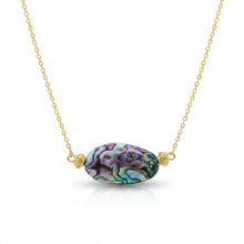 Collier Miyabi - collier doré et pendentif nacre d’Abalone sur fond blanc - LELIEGE