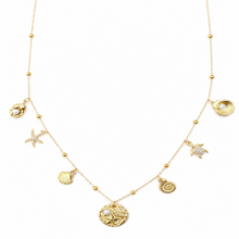 Collier Nautila - chaîne perlée dorée 7 charms marins et perles nacrées sur fond blanc - LELIEGE