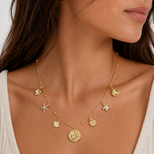 Collier Nautila - chaîne perlée dorée 7 charms marins et perles nacrées porté au cou - LELIEGE