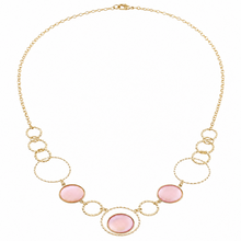 Collier Palma - chaîne fine dorée anneaux texturés 3 cabochons corail sur fond blanc - LELIEGE