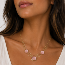Collier Palma - chaîne fine dorée anneaux texturés 3 cabochons corail porté au cou - LELIEGE