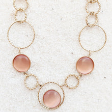 Collier Palma - détail anneaux texturés dorés et cabochons corail - LELIEGE