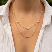 Collier Rêve Perlé - double rang chaînes à billes dorées et perles nacrées porté au cou - LELIEGE
