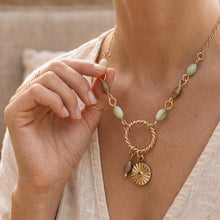 Collier Riza - collier doré demi-tour perlé pendentif anneau torsadé médaille florale porté - LELIEGE