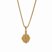 Collier Talisman Sacré - maille vénitienne dorée médaillon hexagonal et strass sur fond blanc - LELIEGE