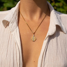 Collier Talisman Sacré - maille vénitienne dorée médaillon hexagonal et strass porté au cou - LELIEGE