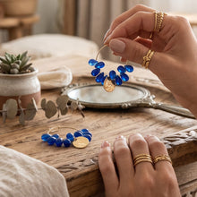 Photo 1 → Créoles Livia - boucles dorées perles résine bleue pendentif martelé tenue en main - LELIEGE