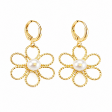 Créoles Perla - mini créoles dorées pendentif floral fil torsadé et perle d'eau douce sur fond blanc - LELIEGE